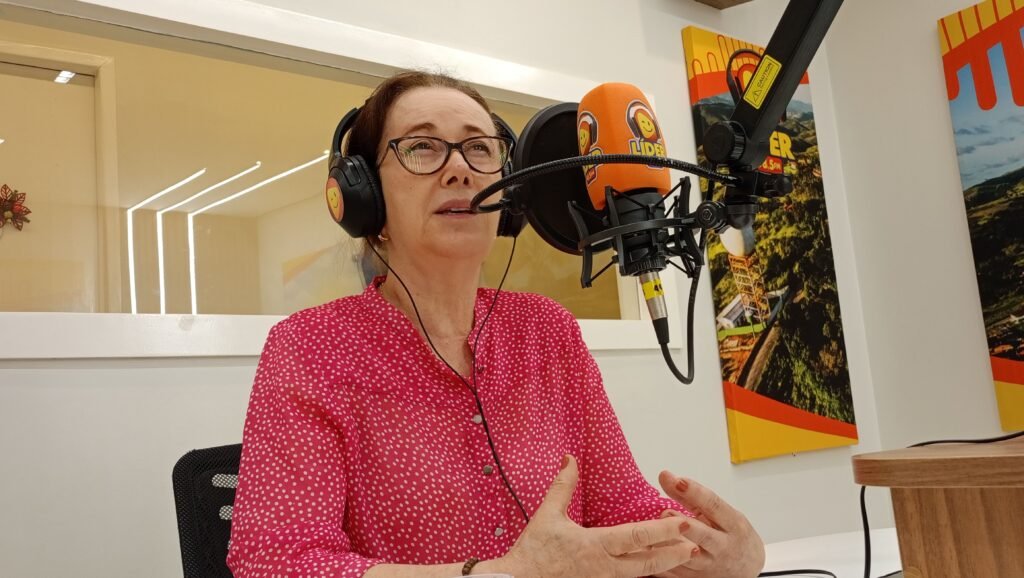 Célia de Jaci concede entrevista em estúdio de rádio durante participação no Panorama Político.