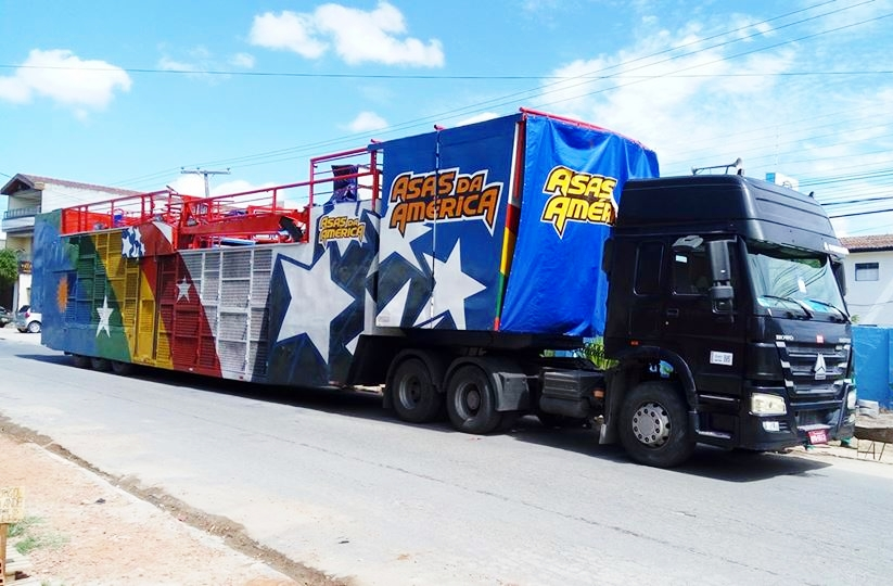 Trio elétrico da banda Asas da América estacionado em rua asfaltada de Chã Grande para comemoração da vitória de Lula.