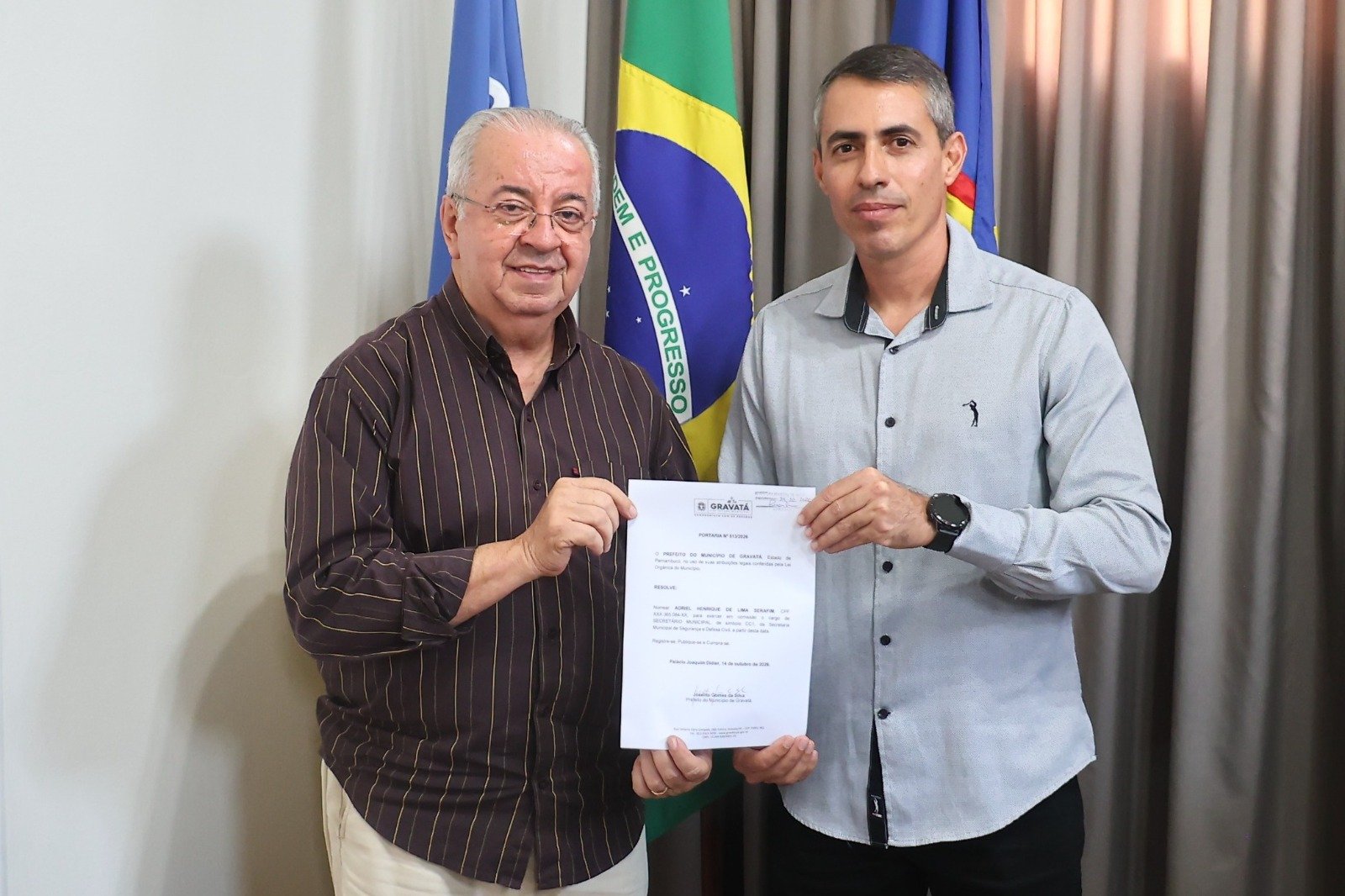 Prefeito Joselito Gomes e coronel Adriel Henrique exibem portaria de nomeação para a Secretaria de Segurança e Defesa Civil de Gravatá.