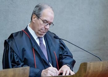 Corregedor do TSE derruba decisão de Nunes Marques e restabelece canal “Exército do Lula”, criado por Janones