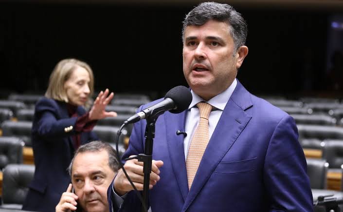 O deputado federal Eduardo da Fonte (PP) discursa em um auditório durante a disputa pelo Senado por Pernambuco nas eleições de 2026, onde sofreu sua primeira derrota nas urnas.