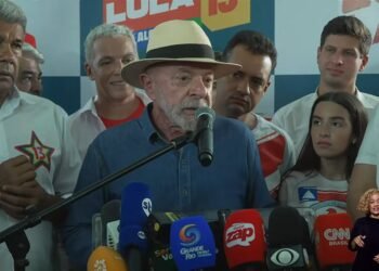 Em Petrolina, Lula desafia Flávio Bolsonaro a abrir sigilos e diz que vida do senador é “podre” em honestidade