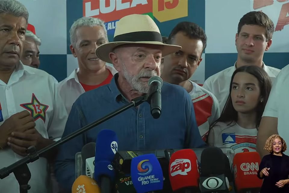 Lula discursa de chapéu panamá cercado por aliados em coletiva de imprensa no Vale do São Francisco.