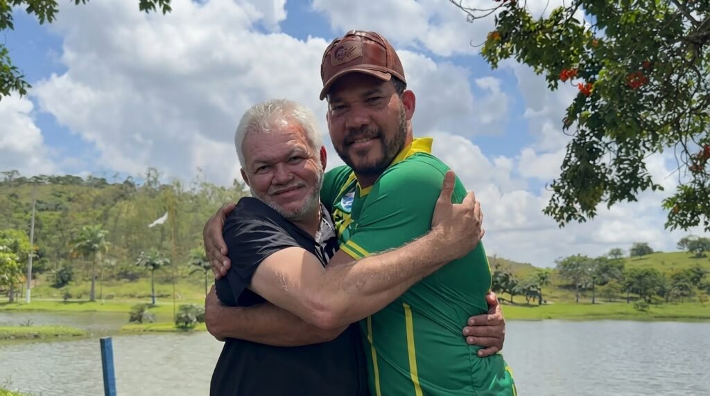 Fotografia em formato paisagem do vereador Evandro da Destilaria abraçado com o deputado estadual Abimael Santos às vésperas das eleições 2026, ao ar livre no Bananal Eco Park em Amaraji, Pernambuco.
