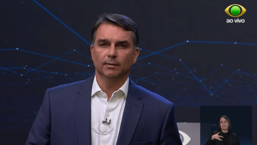Flávio Bolsonaro durante debate presidencial transmitido pela Band em outubro de 2026.