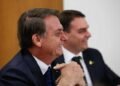 Flávio diz que Jair Bolsonaro está satisfeito com 1º turno e deu orientações para campanha Flávio diz que Jair Bolsonaro está satisfeito com 1º turno e deu orientações para campanha