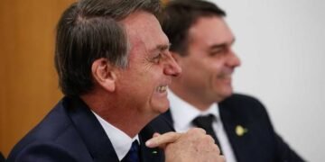 Flávio diz que Jair Bolsonaro está satisfeito com 1º turno e deu orientações para campanha