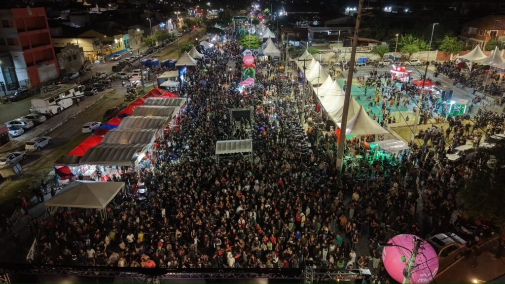 Vista aérea noturna do Pátio de Eventos Chucre Mussa Zarzar lotado durante o Gravatá Motofest em Gravatá, Pernambuco.