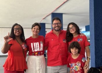Ivan Moraes vota no Recife acompanhado da família e afirma esperar surpresa em Pernambuco