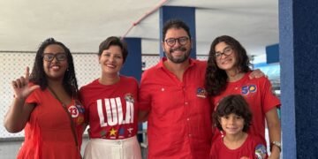Ivan Moraes vota no Recife acompanhado da família e afirma esperar surpresa em Pernambuco
