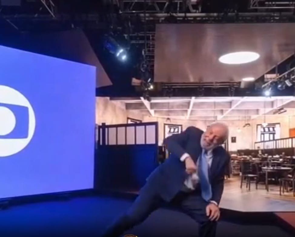 Imagem gerada por inteligência artificial mostrando representação fictícia de Lula dançando em estúdio da TV Globo para meme político.