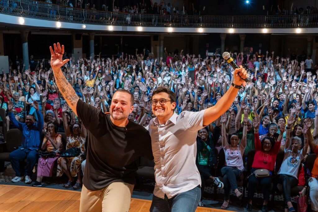 Victor Marques e Marco Aurélio Filho participam de evento no Recife diante de um auditório lotado.
