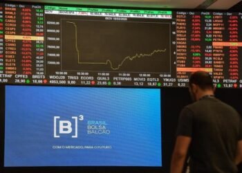 Mercado reage positivamente ao resultado do primeiro turno, Bolsa dispara e dólar cai para R$ 5