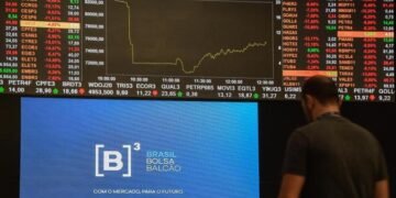 Mercado reage positivamente ao resultado do primeiro turno, Bolsa dispara e dólar cai para R$ 5