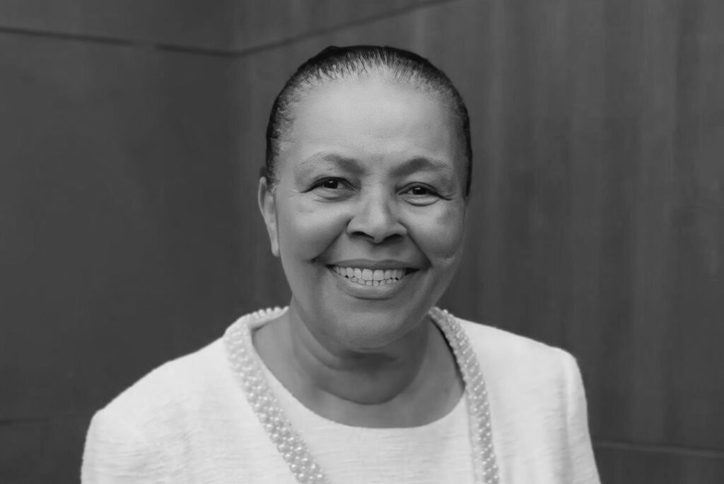 Retrato oficial em preto e branco de Irmã Babate (Josabete Maria da Silva), vice-prefeita de Jaboatão dos Guararapes. Ela é uma mulher negra, sorridente, com cabelo preso para trás, usando uma blusa clara com detalhes de pérolas na gola.