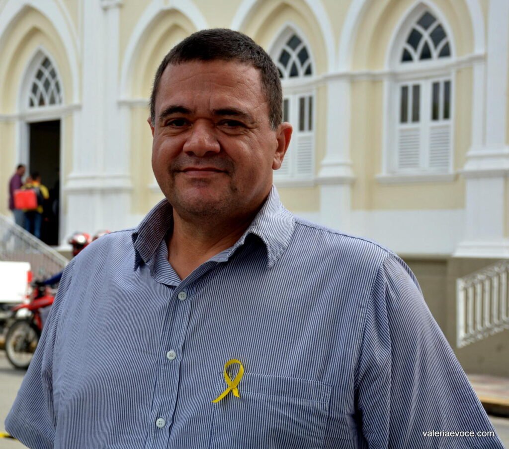 Tenente-Coronel Gilmar Oliveira em frente ao Paço Municipal de Gravatá