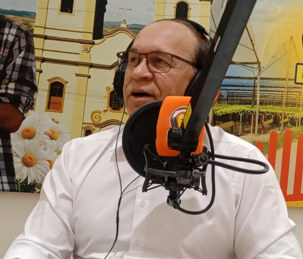 Aglailson da Carne, presidente eleito da Câmara de Pombos, concede entrevista ao programa Panorama Político utilizando fones de ouvido e microfone de estúdio de rádio.