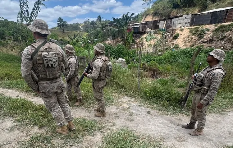 Policiais militares do BEPI fortemente armados e fardados realizam operação policial em área rural de Chã Grande, Pernambuco.