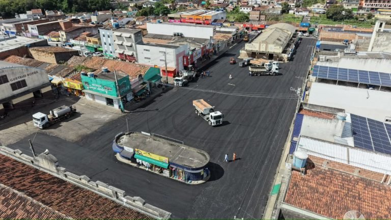 Vista aérea do Pátio da Feira Livre de Gravatá durante aplicação de capa asfáltica