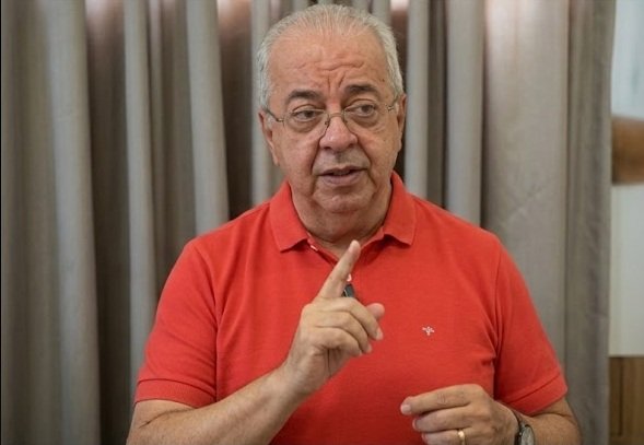 O prefeito de Gravatá, Joselito Gomes, veste camisa polo vermelha e fala em vídeo sobre o transporte gratuito para os eleitores no segundo turno.