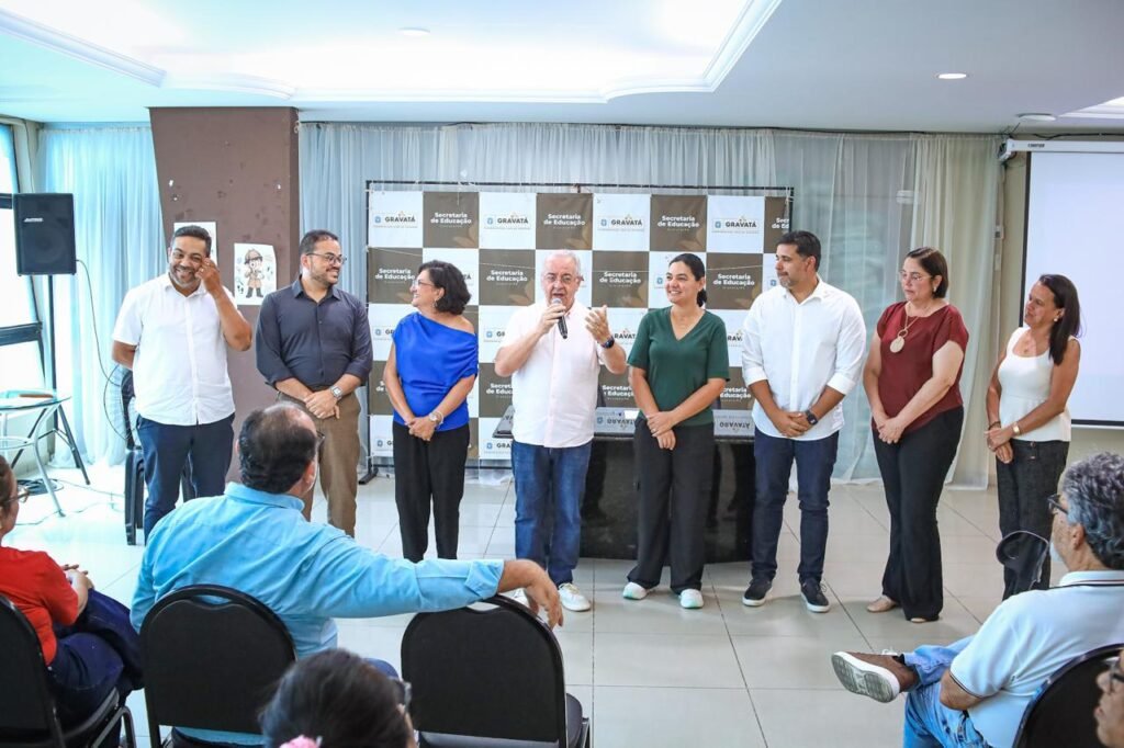 Representantes da Prefeitura de Gravatá participam de evento da Secretaria de Educação.