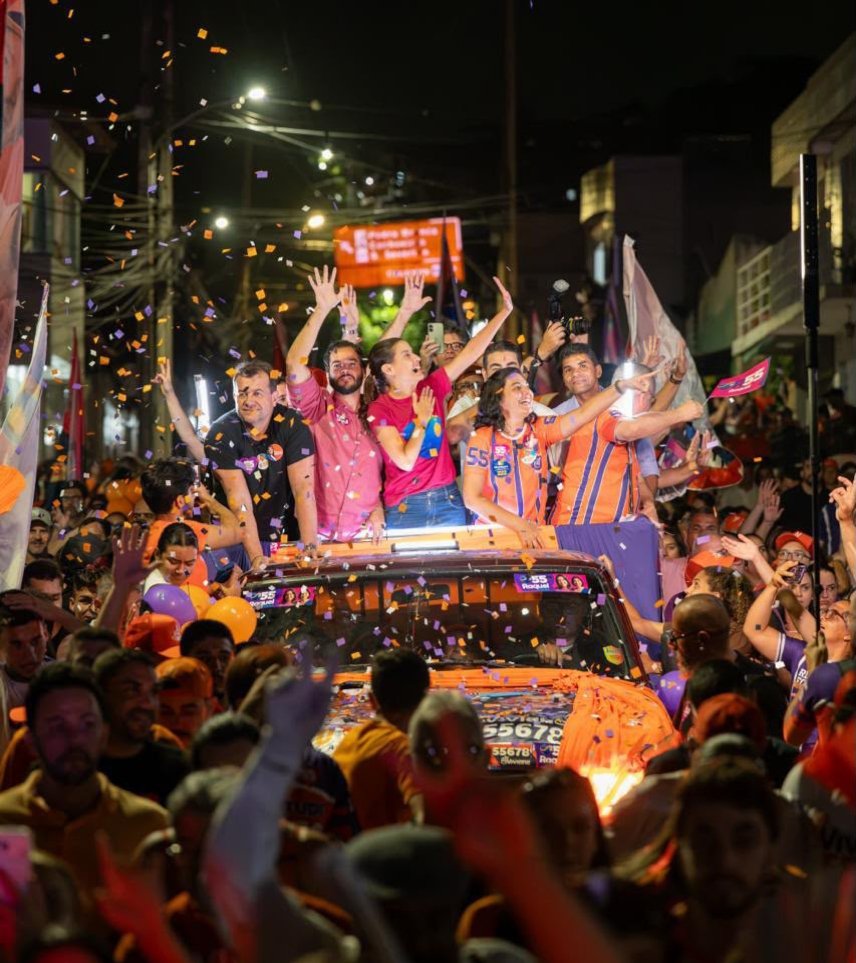 Governadora Raquel Lyra e a candidata a deputada estadual Viviane Facundes em caminhada de campanha política à noite em cima de carro de som em Gravatá, Pernambuco.