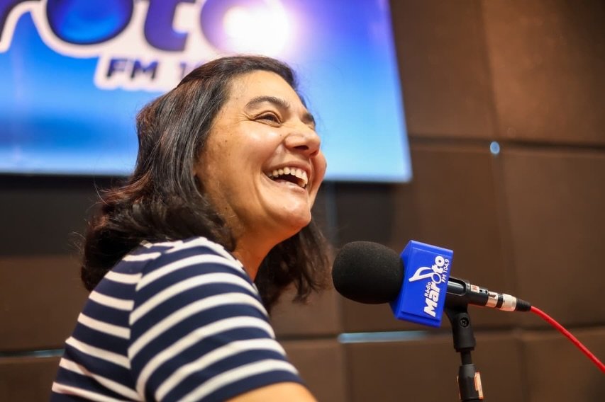 Viviane Facundes sorrindo durante entrevista em estúdio de rádio em Pernambuco, após as eleições de 2026.