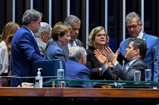 Senadores em discussão no plenário do Senado Federal durante a votação da PEC que extingue a escala de trabalho 6x1.