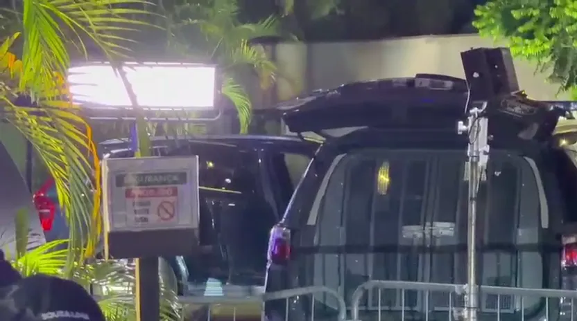 Carro da comitiva de Flávio Bolsonaro com o porta-malas aberto durante inspeção do esquadrão antibombas do GATE nos estúdios da TV Bandeirantes em São Paulo.