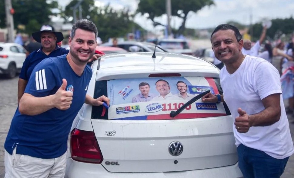 Tadeuzinho e Léo do Ar durante campanha política em Gravatá.